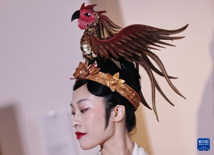 3月13日，在位于法國巴黎的吉美國立亞洲藝術(shù)博物館，模特展示敦煌復(fù)原服飾。新華社記者 高靜 攝