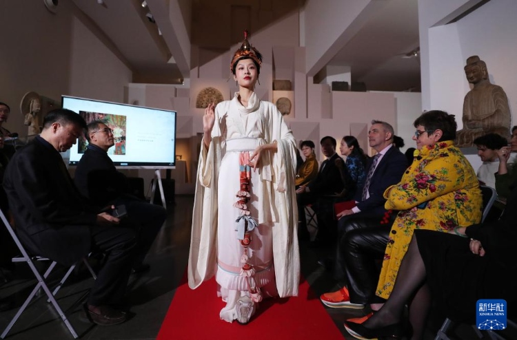 3月13日，在位于法國巴黎的吉美國立亞洲藝術(shù)博物館，模特展示敦煌復(fù)原服飾。新華社記者 高靜 攝