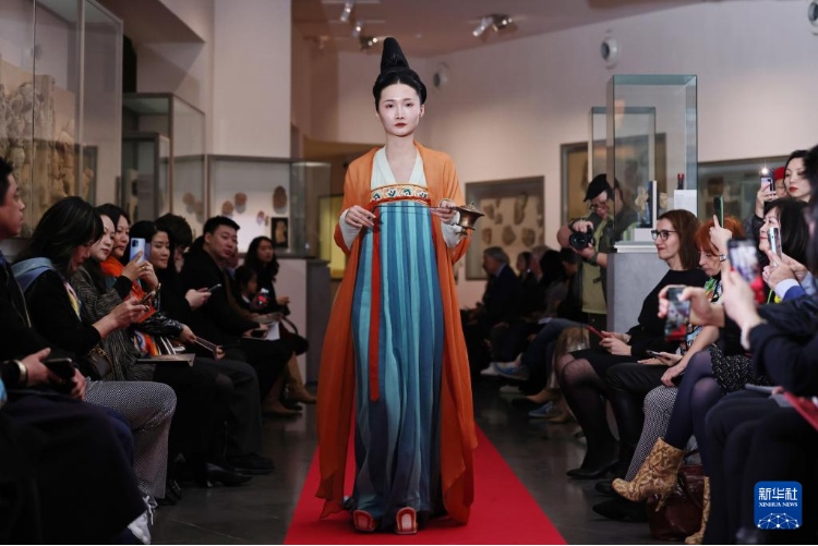 3月13日，在位于法國巴黎的吉美國立亞洲藝術(shù)博物館，模特展示敦煌復(fù)原服飾。新華社記者 高靜 攝