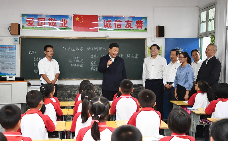 2020年9月16日，習(xí)近平總書記在湖南省郴州市汝城縣文明瑤族鄉(xiāng)第一片小學(xué)，同正在上思政課的同學(xué)們親切交流。