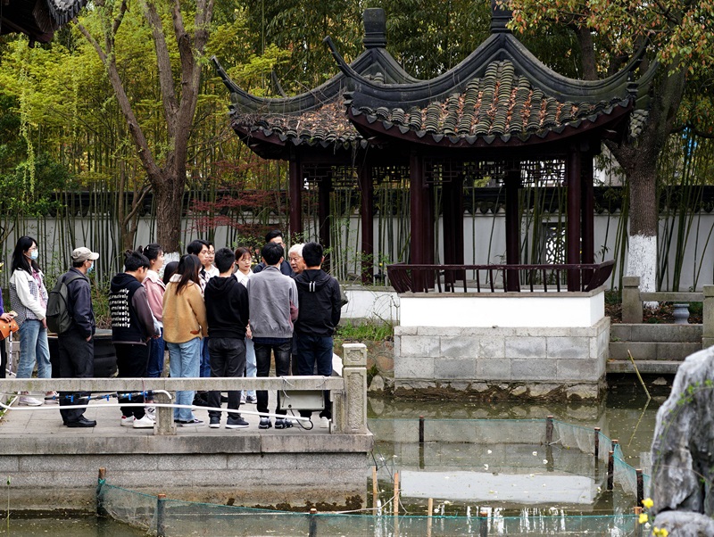 2021年3月30日，在上海交通大學(xué)南蘇園的“微型洱?！迸裕缀Ｄ辖淌跒閷W(xué)生們打造“沉浸式”思政課。