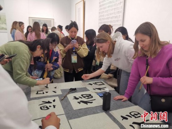 比利時(shí)學(xué)生體驗(yàn)書法。杭州師范大學(xué)供圖