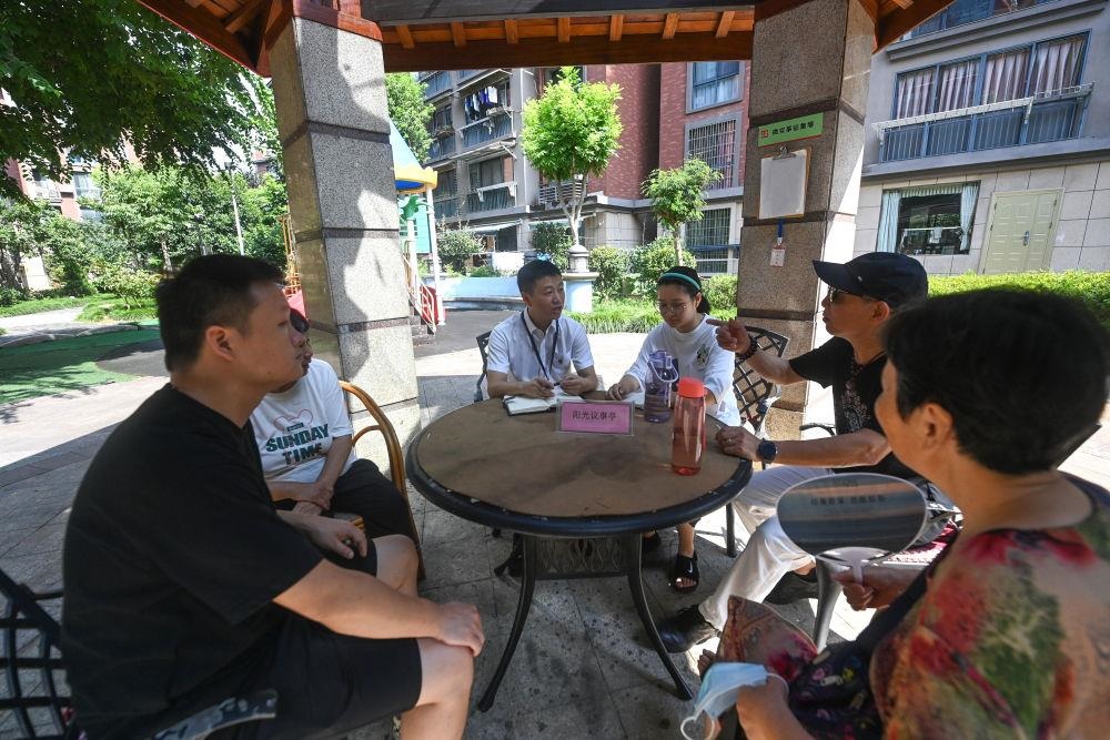 △2023年7月21日，在位于浙江杭州臨安區(qū)錦南街道水岸陽光小區(qū)的陽光議事廳，街道干部在聽取居民們反映的問題及意見。