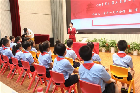 △ 2023年9月1日，中共一大紀(jì)念館帶著館藏珍貴文物《新青年》第三卷第二號(hào)來到靜安區(qū)第一中心小學(xué)。