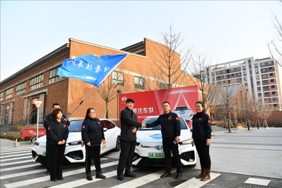 沈陽“憲法宣傳周”啟動儀式上雷鋒車隊(duì)照片。遼寧省司法廳供圖