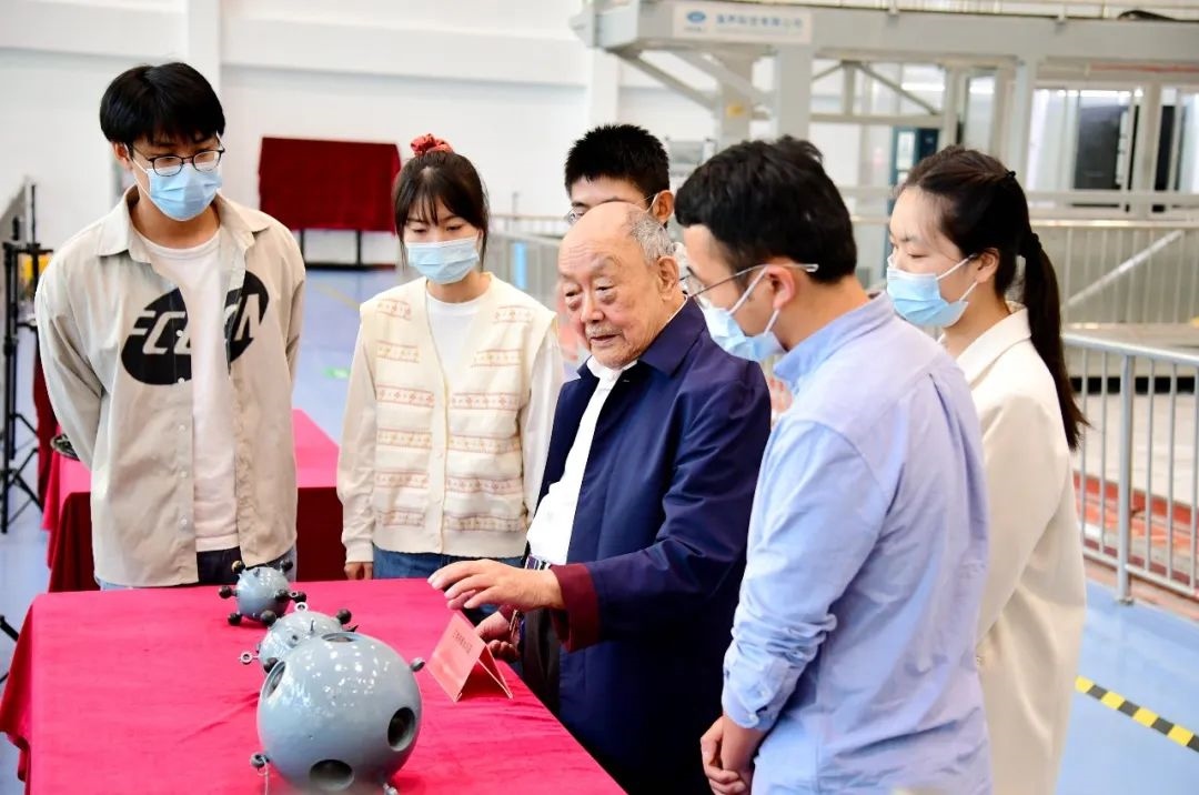 楊士莪院士在實驗室指導學生。哈爾濱工程大學供圖