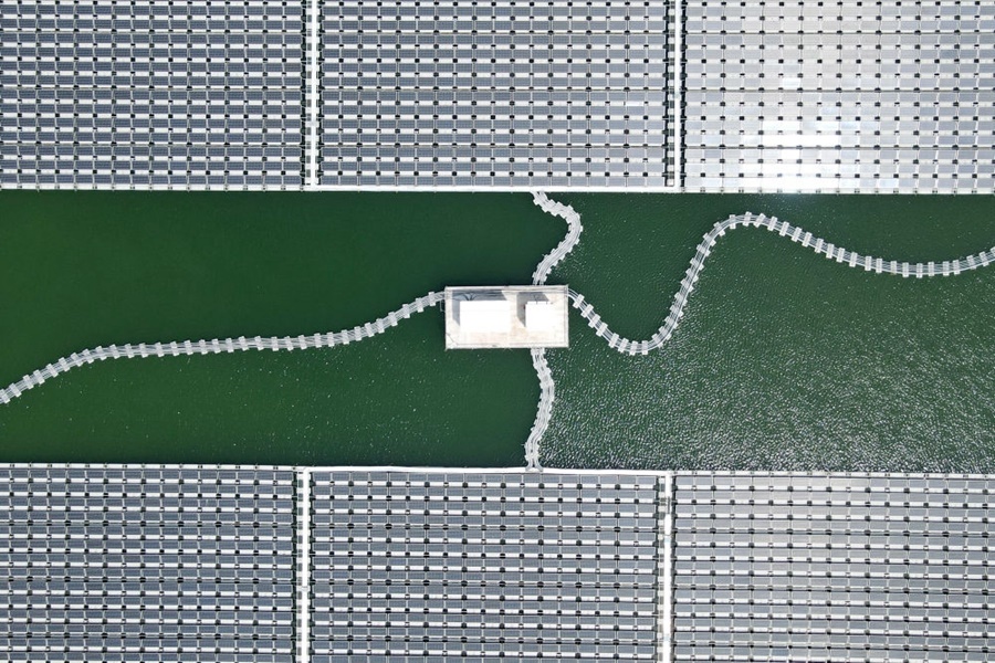 2022年8月25日拍攝的潁上縣毛圩水上光伏電站（無(wú)人機(jī)照片）。近年來(lái)，安徽省阜陽(yáng)市潁上縣古城鎮(zhèn)積極推進(jìn)采煤沉陷區(qū)治理工作，將昔日的采煤沉陷區(qū)建設(shè)成水上光伏電站，既減少占用土地面積，又能生產(chǎn)清潔能源。