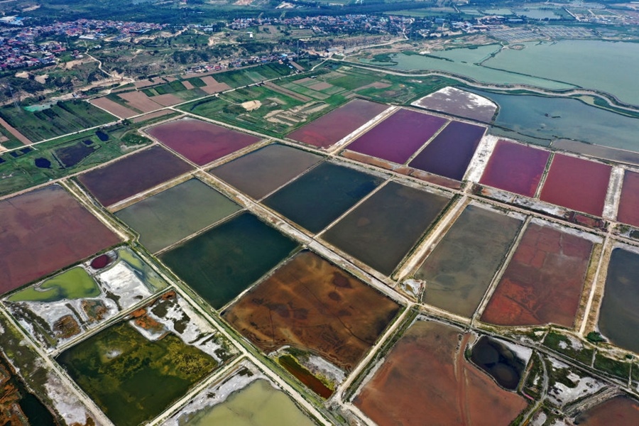 這是2023年7月11日拍攝的山西運(yùn)城鹽湖一角（無(wú)人機(jī)照片）。按照“生態(tài)優(yōu)先、保護(hù)為主、適度開(kāi)發(fā)”的原則，2020年9月，運(yùn)城市全面停止鹽湖范圍內(nèi)的工業(yè)生產(chǎn)活動(dòng)。近年來(lái)，千年鹽湖正在向生態(tài)保護(hù)、風(fēng)貌重塑、產(chǎn)業(yè)轉(zhuǎn)型、全域旅游的“綠色發(fā)展”轉(zhuǎn)變。