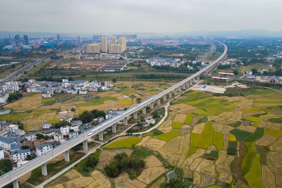 2021年10月14日，聯(lián)調(diào)聯(lián)試列車(chē)經(jīng)過(guò)贛深高鐵信豐特大橋（無(wú)人機(jī)照片）。2021年12月10日，連通贛南革命老區(qū)與深圳經(jīng)濟(jì)特區(qū)的贛深高鐵正式開(kāi)通運(yùn)營(yíng)，江西與粵港澳大灣區(qū)間形成快速客運(yùn)通道。