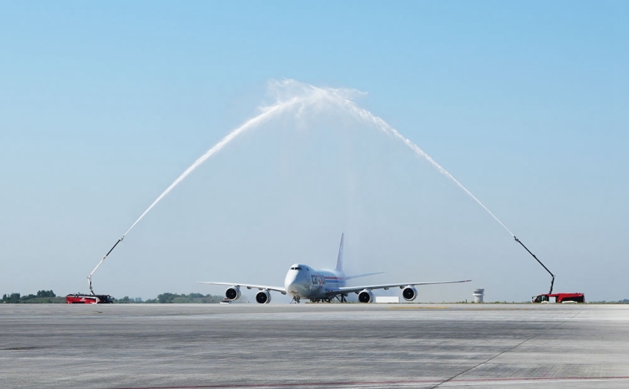 2023年6月14日，盧森堡國(guó)際貨運(yùn)航空公司的B747－8F全貨機(jī)抵達(dá)鄭州。鄭州—盧森堡“空中絲綢之路”貨運(yùn)量累計(jì)突破100萬(wàn)噸。