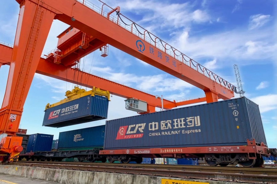 2022年4月29日，在鐵路合肥北站物流基地集裝箱作業(yè)區(qū)，龍門(mén)吊吊裝準(zhǔn)備發(fā)運(yùn)的中歐班列集裝箱。