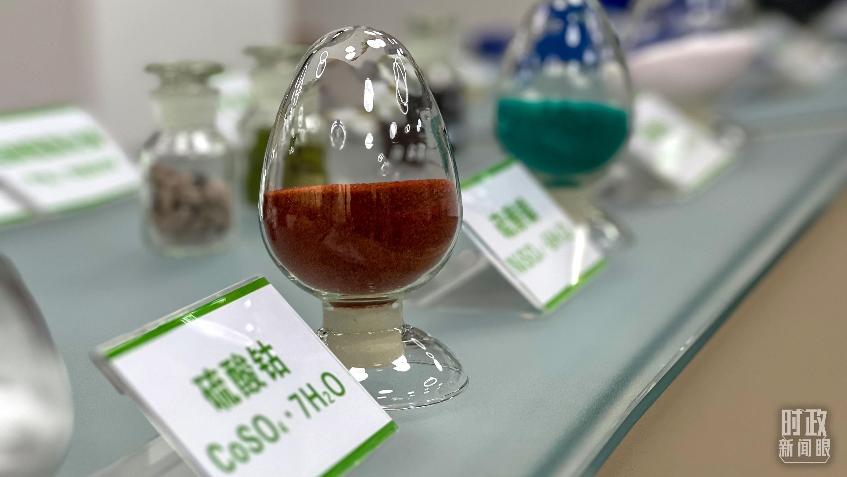 △巴斯夫杉杉電池材料有限公司的產(chǎn)品展示。（總臺(tái)央視記者李煒拍攝）