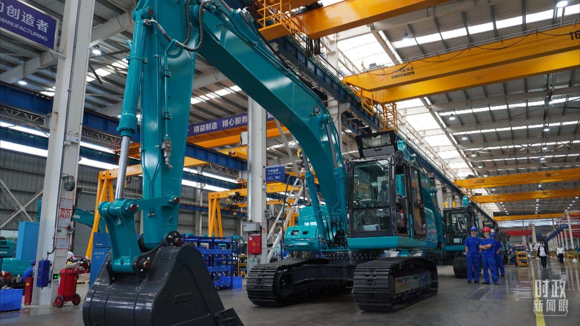 △這是山河智能大型挖掘機(jī)的組裝車(chē)間。2020年9月，習(xí)近平曾到此地考察。（總臺(tái)央視記者郭曉龍拍攝）