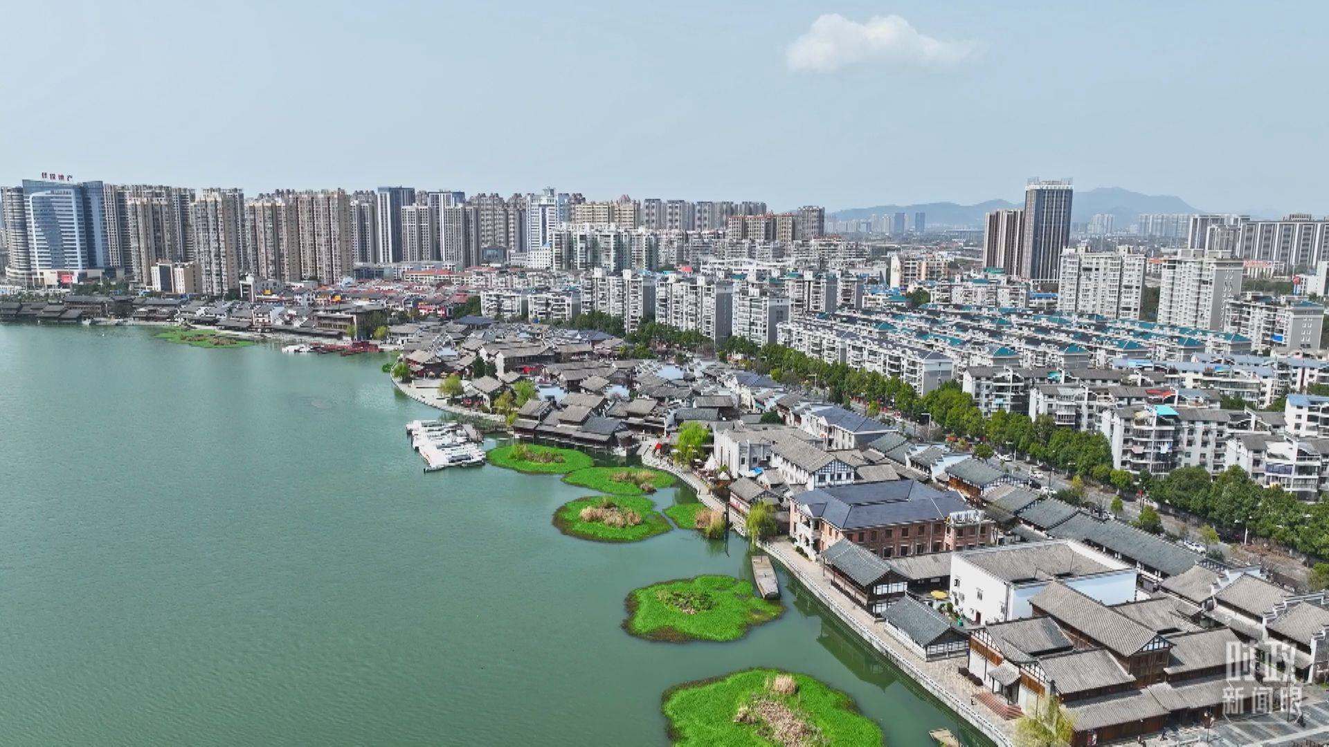 △沅江江畔，常德河街與現(xiàn)代建筑交相輝映。（總臺(tái)央視記者范凱拍攝）