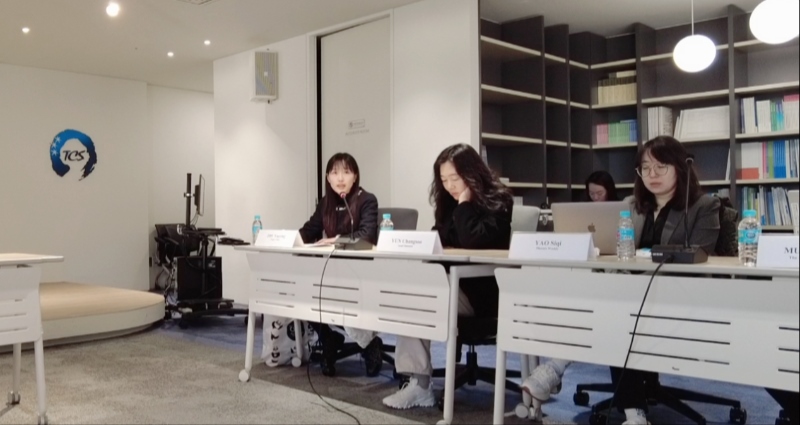 記者（左一）在交流活動上，以加強(qiáng)中日韓三國經(jīng)濟(jì)合作、增進(jìn)三國民眾相互理解為主題發(fā)表演講。權(quán)小星攝