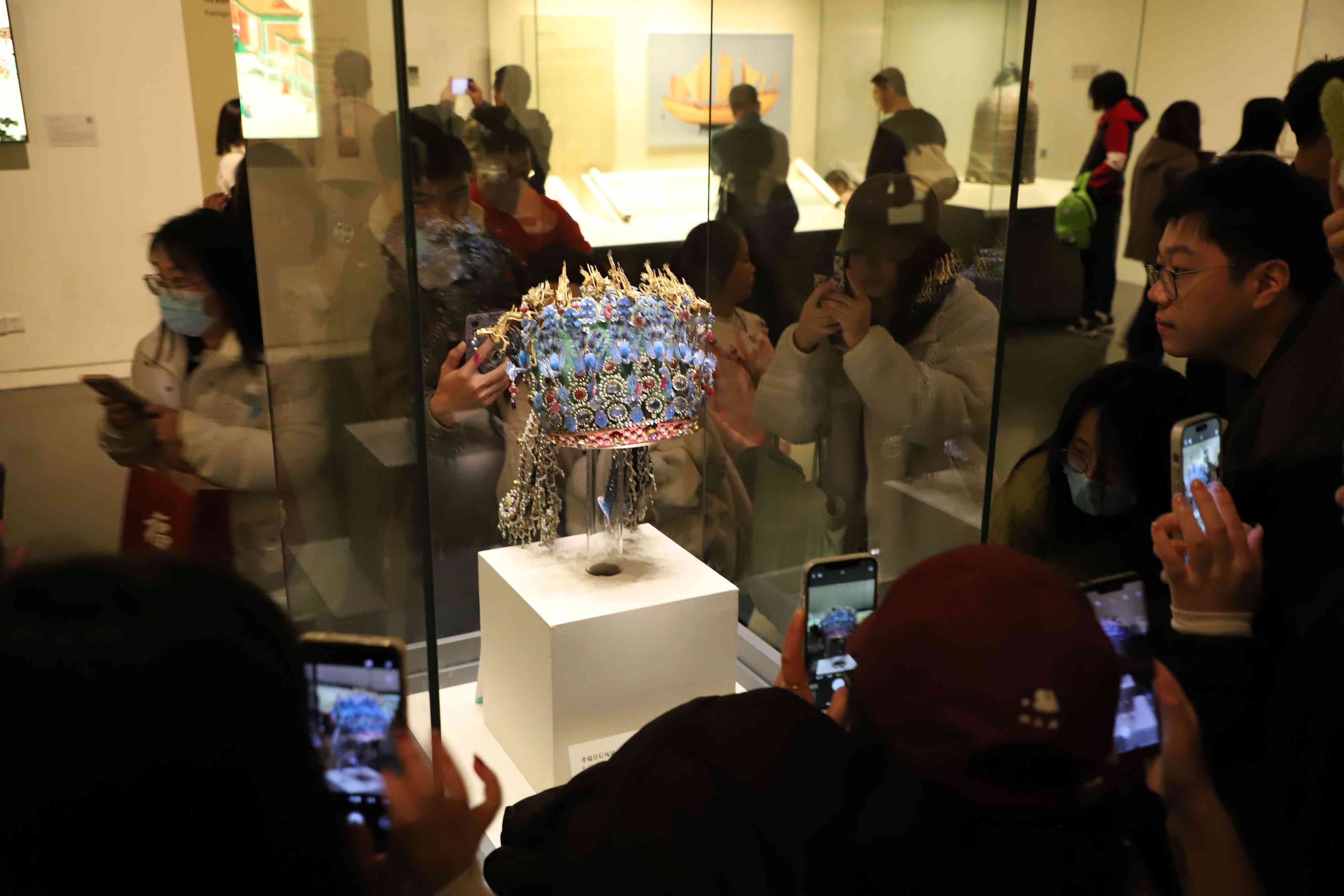 △ 2024年3月9日，北京，中國國家博物館，來自天南海北的游客在參觀藏品。