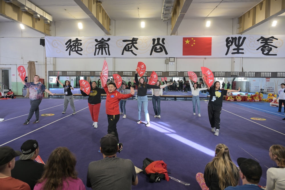 3月19日，美國華盛頓州中學(xué)生代表團(tuán)的成員在首都體育學(xué)院體驗(yàn)功夫扇。新華社記者 李鑫 攝