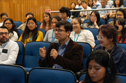 現(xiàn)場觀眾積極提問互動。（秘魯天主教大學孔子學院供圖）
