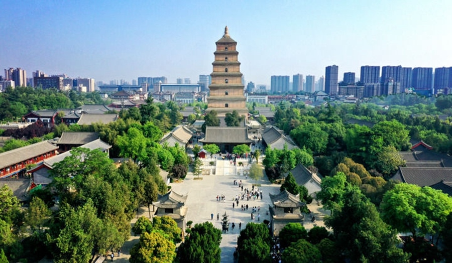  這是2023年4月19日拍攝的西安大雁塔（無人機(jī)照片）。2014年6月，由中國、哈薩克斯坦和吉爾吉斯斯坦三國聯(lián)合申報(bào)的“絲綢之路：長安-天山廊道的路網(wǎng)”成功列入《世界遺產(chǎn)名錄》,成為世界上第一個(gè)以聯(lián)合申報(bào)的形式成功列入世界遺產(chǎn)名錄的絲綢之路項(xiàng)目，也是聯(lián)合國教科文組織確定的絲綢之路54個(gè)廊道中第一個(gè)成功申遺的項(xiàng)目。新華社記者 劉瀟 攝