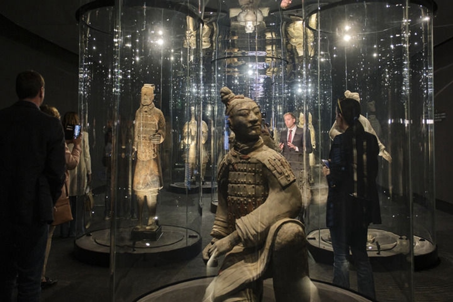  2023年3月28日，觀眾在西班牙阿利坎特參觀“中國秦漢文明的遺產(chǎn)”展覽。新華社記者 孟鼎博 攝