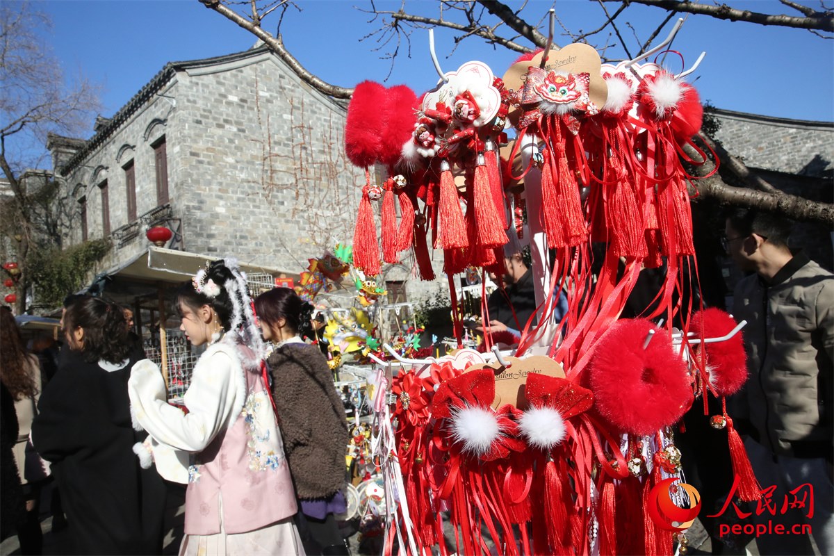游客身著傳統(tǒng)服飾游南京老門東歷史文化街區(qū)。人民網(wǎng)記者 劉微攝