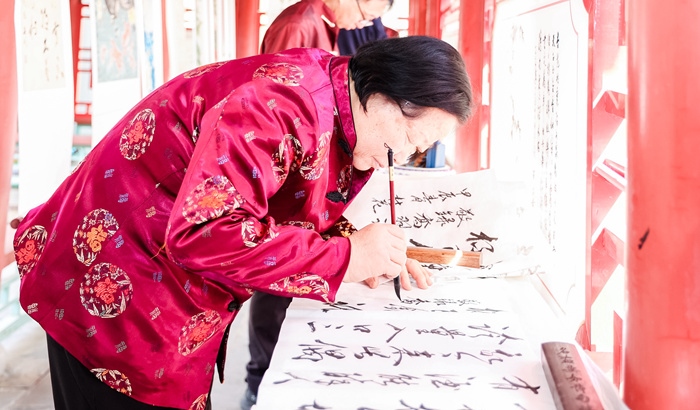 杏花節(jié)書畫展上書法家現(xiàn)場創(chuàng)作。受訪方供圖