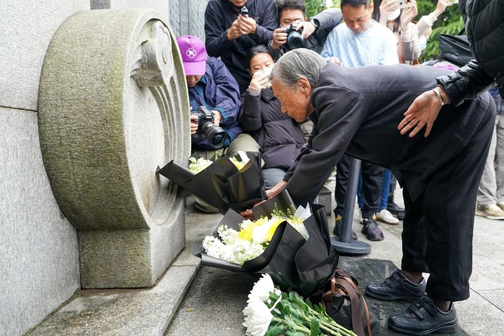 南京大屠殺幸存者夏淑琴在獻(xiàn)花。新華社記者李博 攝