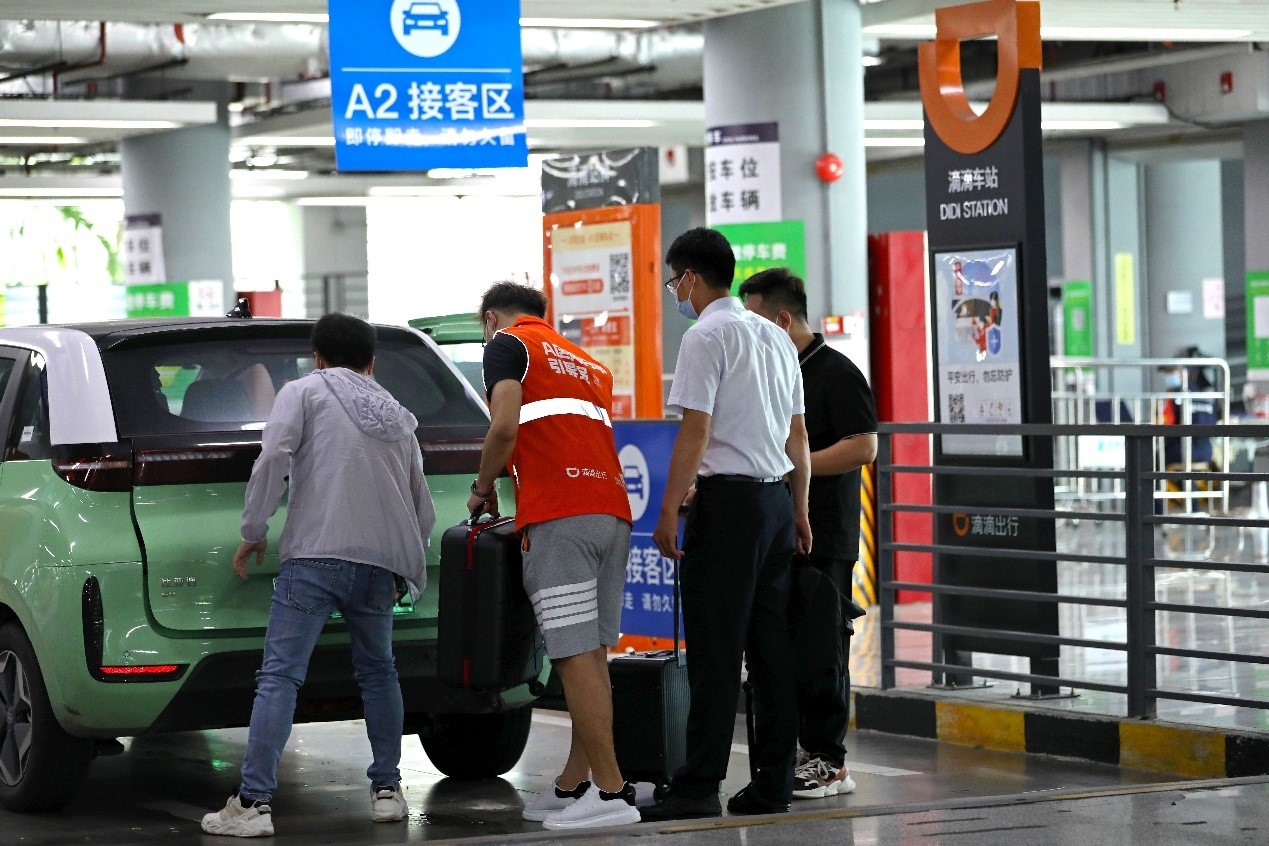 司機(jī)師傅在滴滴車站接乘客上車。（受訪者供圖）