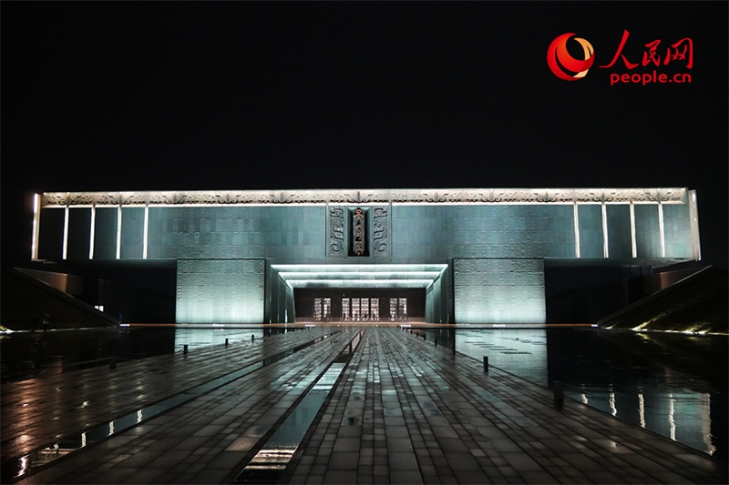 夜間的殷墟博物館外景。人民網(wǎng)記者 韋衍行攝