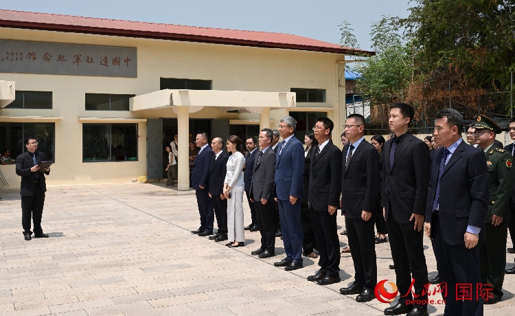 全體人員默哀追思。人民網(wǎng)記者 謝佳君攝