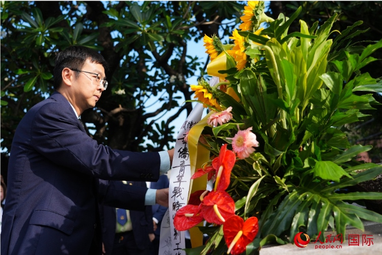中國駐菲律賓使館周志勇臨時代辦一行向菲律賓華僑抗日烈士紀(jì)念碑、烈士墓等敬獻花圈。人民網(wǎng)記者 樊帆攝