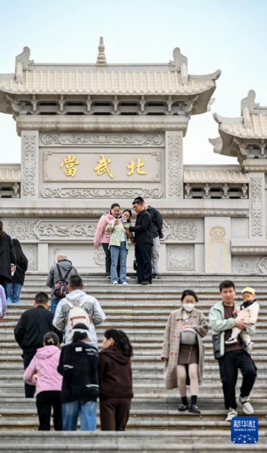 4月5日，游客在寧夏石嘴山市北武當(dāng)生態(tài)旅游區(qū)游玩、拍照。新華社記者 馮開華 攝