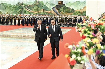 △2024年3月25日，習(xí)近平主席在北京人民大會(huì)堂同來(lái)華進(jìn)行國(guó)事訪問(wèn)的瑙魯總統(tǒng)阿迪昂舉行會(huì)談。這是會(huì)談前，習(xí)近平主席在人民大會(huì)堂北大廳為阿迪昂總統(tǒng)舉行歡迎儀式。