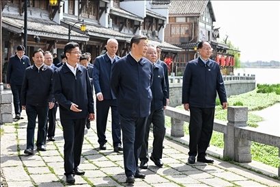 △2024年3月18日至21日，習(xí)近平總書(shū)記在湖南考察。這是19日上午，總書(shū)記在常德河街考察。