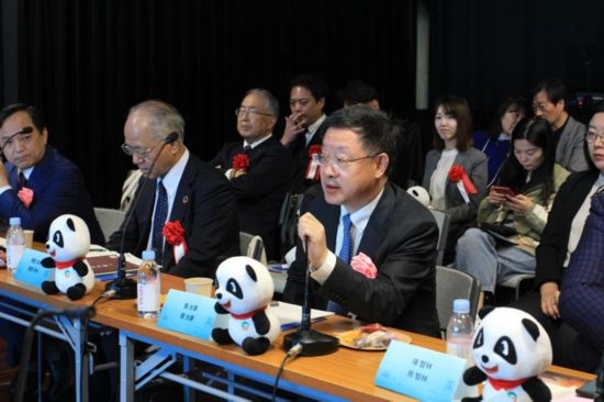 圖為四川省文化和旅游廳廳長(zhǎng)戴允康向日本友人介紹四川旅游資源。（中國(guó)駐東京旅游辦事處供圖）