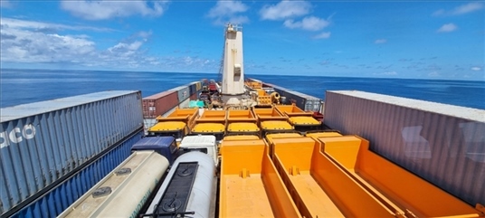 中蘇海運直航貨輪在海上行駛。中國駐蘇里南大使館供圖