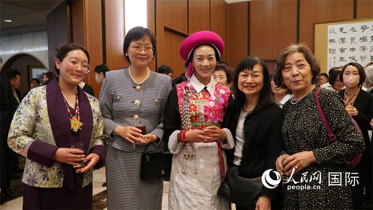 來賓與茨姆等人熱烈交流并合影留念。人民網(wǎng) 蔣曉辰攝
