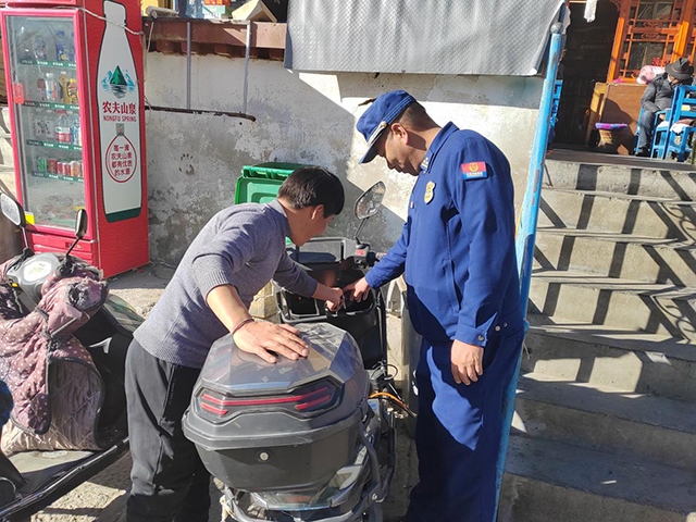 拉薩市消防救援支隊(duì)組織開(kāi)展電動(dòng)自行車(chē)消防安全檢查工作。受訪者供圖