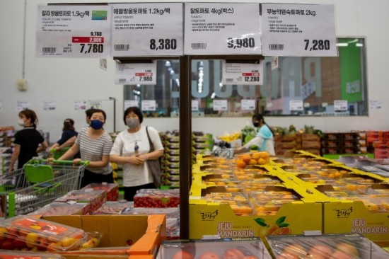 2022年7月9日，人們在韓國高陽市一家超市水果區(qū)購物。新華社記者王益亮攝