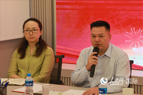 巴西和統(tǒng)會(huì)會(huì)長(zhǎng)張小春（右）在座談會(huì)上致辭。人民網(wǎng)記者 陳海琪攝