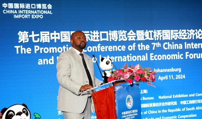 標(biāo)準(zhǔn)銀行集團(tuán)企業(yè)與商業(yè)銀行部國(guó)際貿(mào)易總經(jīng)理武巴致辭。（圖片來(lái)源：中國(guó)國(guó)際進(jìn)口博覽會(huì)官微）