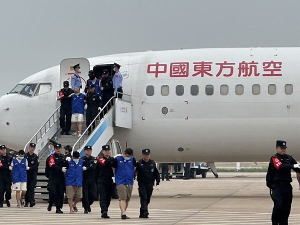 中國籍涉賭詐違法犯罪嫌疑人從柬埔寨被押解回國。人民網(wǎng)記者 郝萍攝