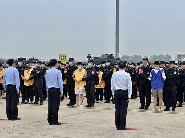 中國籍涉賭詐違法犯罪嫌疑人從柬埔寨被押解回國。人民網(wǎng)記者 郝萍攝