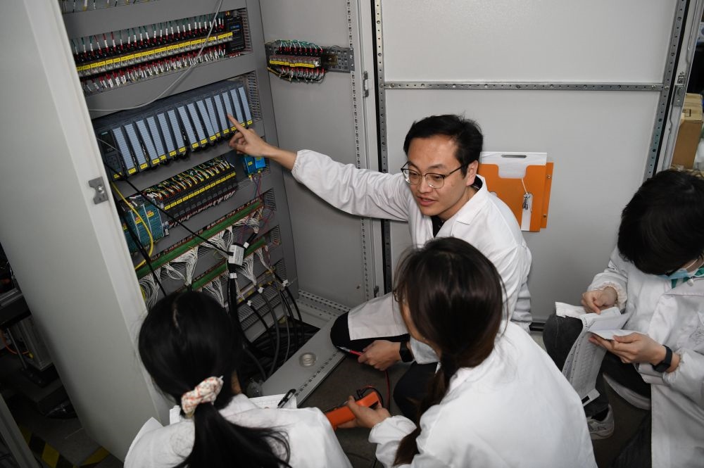 2024年4月6日，在位于安徽合肥的中國科學技術大學，安徽省先進功能高分子薄膜工程實驗室團隊成員在檢修自主研制的高分子薄膜原位雙向拉伸實驗設備的電氣控制系統(tǒng)。