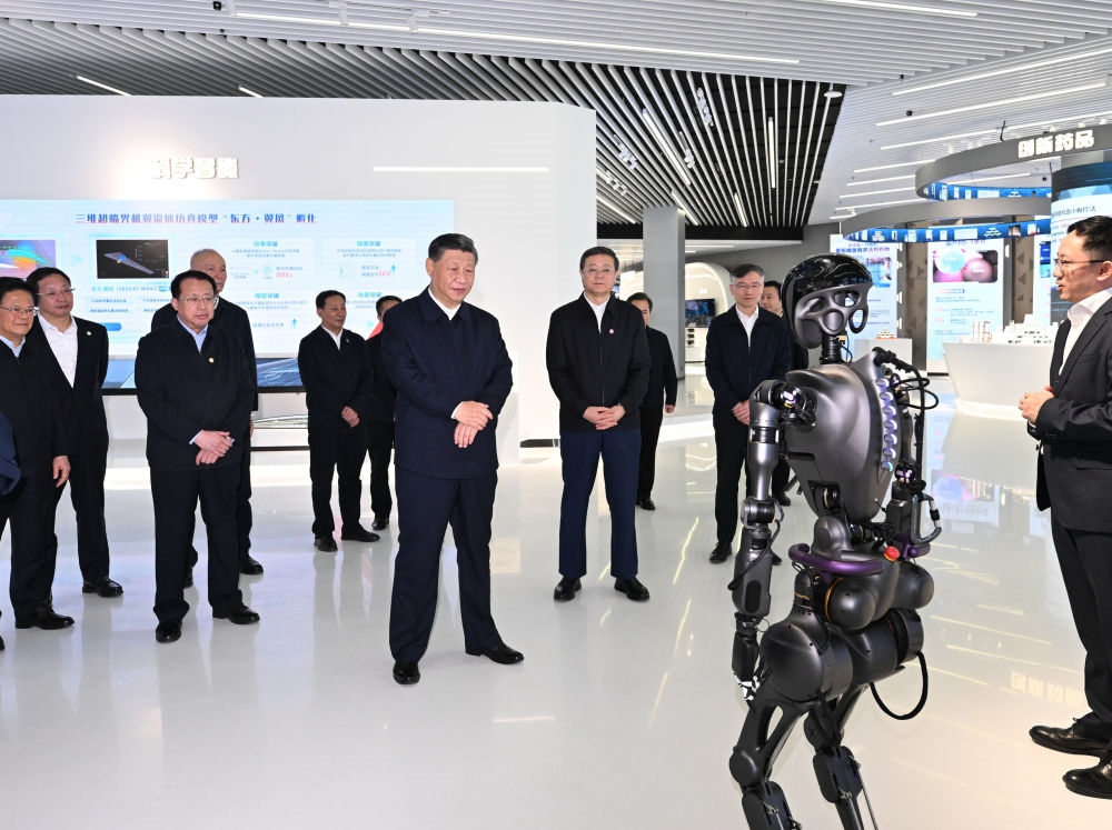 2023年11月28日下午，習近平總書記在上海浦東新區(qū)張江科學城參觀上海科技創(chuàng)新成果展。