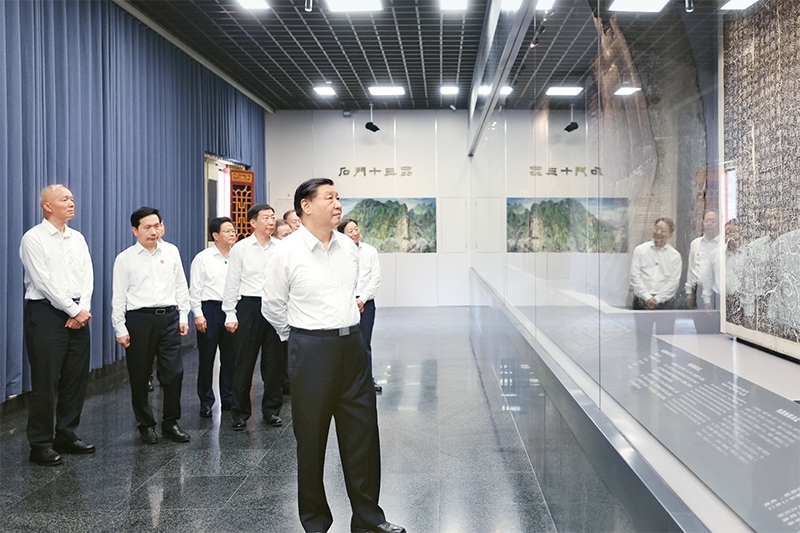 2023年7月29日，中共中央總書記、國(guó)家主席、中央軍委主席習(xí)近平在四川考察結(jié)束返京途中，來到陜西省漢中市考察。這是習(xí)近平參觀漢中市博物館有關(guān)歷史文物展陳。 新華社記者 鞠鵬/攝