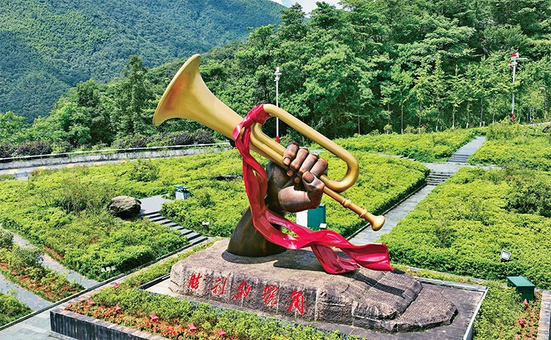 井岡山，是中國革命的搖籃。圖為2023年6月28日在井岡山拍攝的“勝利的號角”雕塑。 新華社記者 萬象/攝
