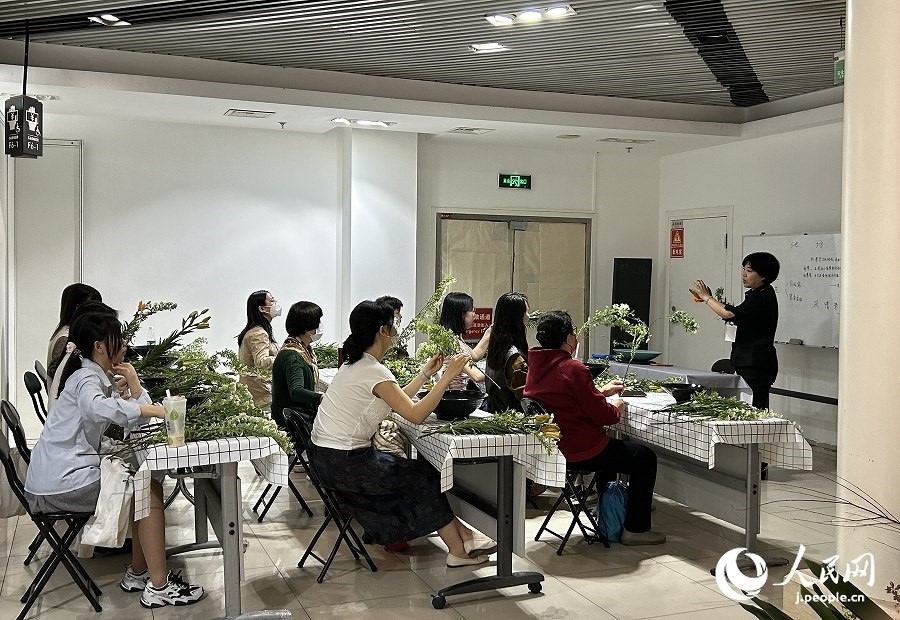 插花體驗(yàn)課。人民網(wǎng) 玄番登史江攝