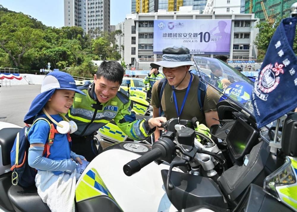 △2024年4月13日，香港特區(qū)政府警務(wù)處舉行“全民國(guó)家安全教育日”暨香港警察學(xué)院開(kāi)放日開(kāi)幕典禮。這是13日當(dāng)天，警隊(duì)護(hù)送組人員現(xiàn)場(chǎng)向市民介紹其工作。