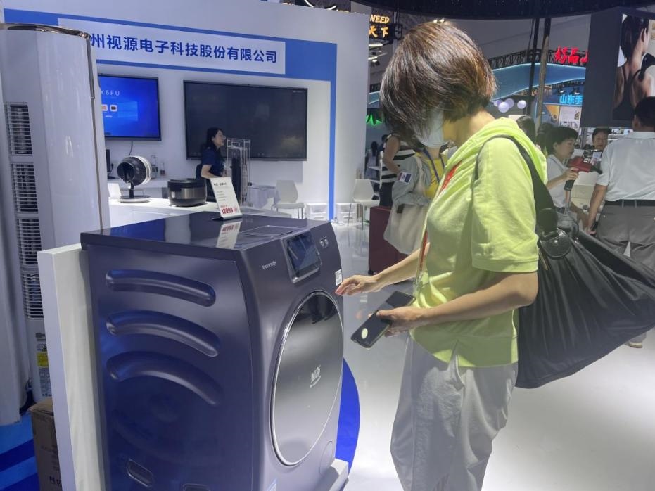 在廣東館展區(qū)內(nèi)，觀展者正在了解家用電器性能。人民網(wǎng)記者 楊迪攝